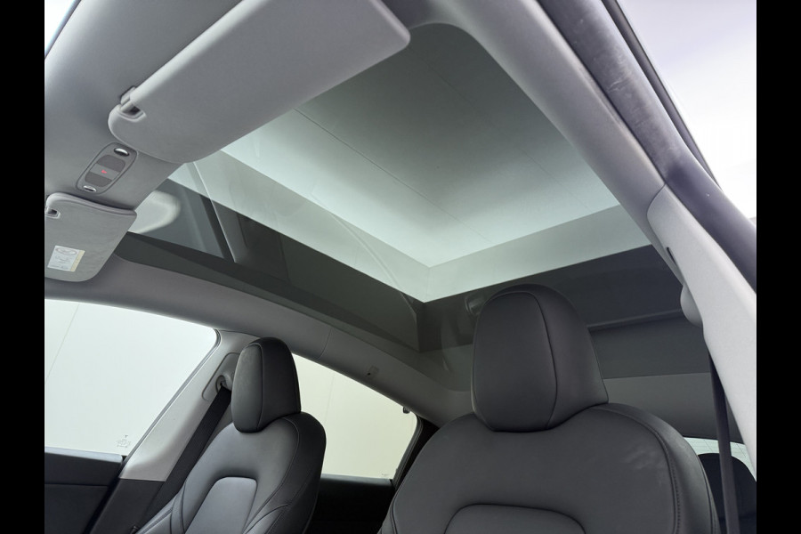 Tesla Model Y Performance 535pk AWD 75kWhWarmtepomp Panoramadak Navi Ecc Leder Lmv 21" SOH 95% Keyless Led Elek.Achterklep Memory Stoel+Stuurverwarming AMD-Ryzen­™-Processor 1e Eigenaar Origineel Nederlandse Auto fabrieksgarantie tot 14-12-2027 Batterij en Motorgarantie tot 14-12-2031/192.000km