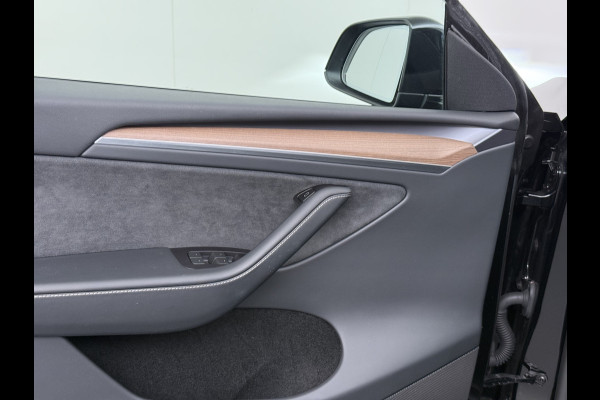 Tesla Model Y Performance 535pk AWD 75kWhWarmtepomp Panoramadak Navi Ecc Leder Lmv 21" SOH 95% Keyless Led Elek.Achterklep Memory Stoel+Stuurverwarming AMD-Ryzen­™-Processor 1e Eigenaar Origineel Nederlandse Auto fabrieksgarantie tot 14-12-2027 Batterij en Motorgarantie tot 14-12-2031/192.000km
