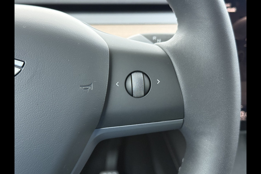 Tesla Model Y Performance 535pk AWD 75kWhWarmtepomp Panoramadak Navi Ecc Leder Lmv 21" SOH 95% Keyless Led Elek.Achterklep Memory Stoel+Stuurverwarming AMD-Ryzen­™-Processor 1e Eigenaar Origineel Nederlandse Auto fabrieksgarantie tot 14-12-2027 Batterij en Motorgarantie tot 14-12-2031/192.000km