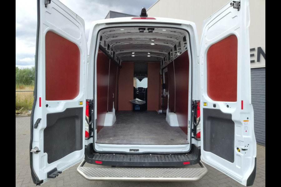 Ford Transit 2.0TDCI 130pk 350 L4H3 Navi Camera Pdc Apple Carplay Android WiFi Airco Cruise Control Voorruit-Verwarmd Regensensor DAB Schuifdeur Betonplex Vloer Wandbetimmering Roll Stability Control Led Spoorwisselassist Euro 6 Zeer Compleet!