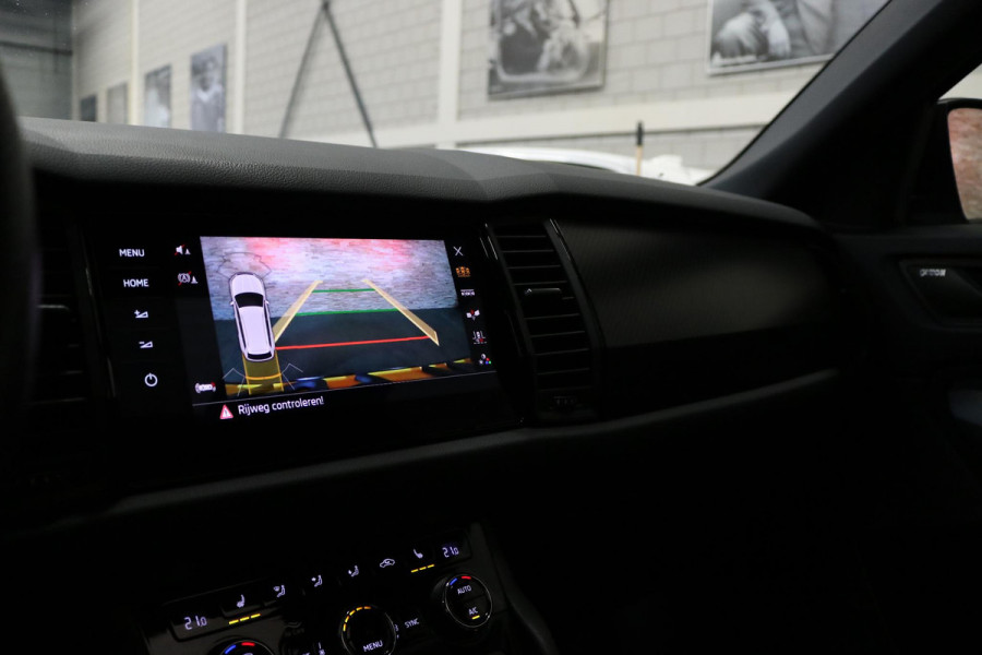 Škoda Kodiaq 1.5 TSI Sportline Business | Panoramadak | Virtual Cockpit | Camera | CANTON | ACC | Carplay | Electr. Stoel | Dodehoeksensoren | ORIG NL | Vol opties |
