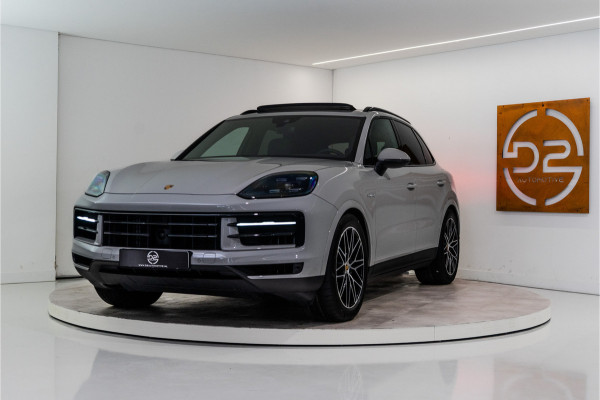 Porsche Cayenne 3.0 E-Hybrid 470PK | Krijt | Pano | InnoDrive | Sfeer | Bose | Lucht | 12 MND Garantie GERESERVEERD