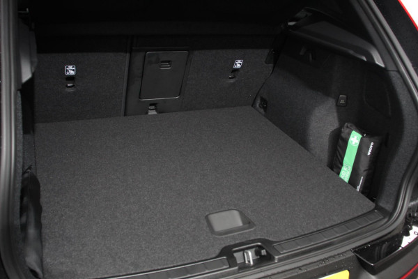 Volvo XC40 1.5 T5 Plug-in hybrid Ultimate Dark PHEV | Electrisch Glazen Panorama dak | Navigatie | Dab | Led | Adaptive Cruise Control | Camera | Parkeer sensoren