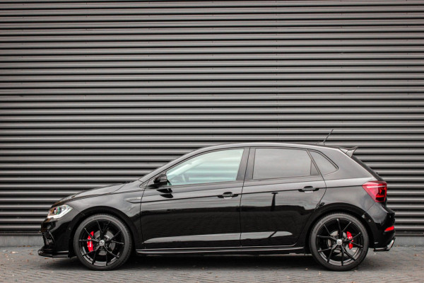 Volkswagen Polo 1.0 TSI 110PK DSG R-LINE / FULL BLACK / VERLAGINGSVEREN / APPLE CARPLAY / LED KOPLAMPEN / DIGITAL DASCH / MAXTON