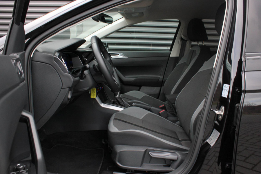 Volkswagen Polo 1.0 TSI 110PK DSG R-LINE / FULL BLACK / VERLAGINGSVEREN / APPLE CARPLAY / LED KOPLAMPEN / DIGITAL DASCH / MAXTON