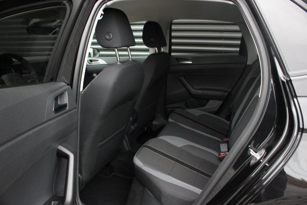 Volkswagen Polo 1.0 TSI 110PK DSG R-LINE / FULL BLACK / VERLAGINGSVEREN / APPLE CARPLAY / LED KOPLAMPEN / DIGITAL DASCH / MAXTON