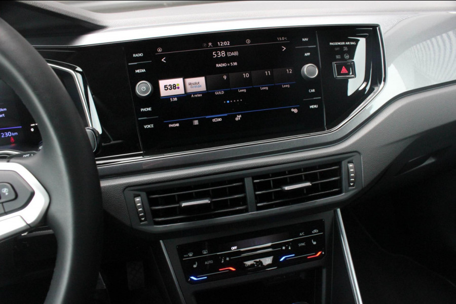 Volkswagen Polo 1.0 TSI 110PK DSG R-LINE / FULL BLACK / VERLAGINGSVEREN / APPLE CARPLAY / LED KOPLAMPEN / DIGITAL DASCH / MAXTON