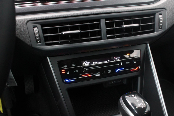 Volkswagen Polo 1.0 TSI 110PK DSG R-LINE / FULL BLACK / VERLAGINGSVEREN / APPLE CARPLAY / LED KOPLAMPEN / DIGITAL DASCH / MAXTON