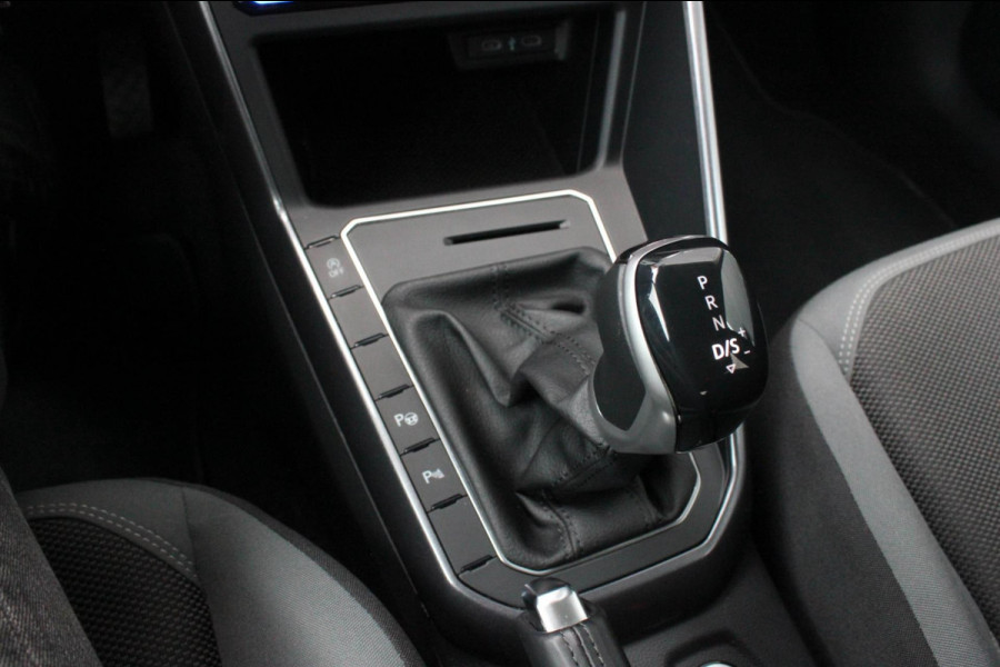 Volkswagen Polo 1.0 TSI 110PK DSG R-LINE / FULL BLACK / VERLAGINGSVEREN / APPLE CARPLAY / LED KOPLAMPEN / DIGITAL DASCH / MAXTON