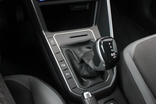 Volkswagen Polo 1.0 TSI 110PK DSG R-LINE / FULL BLACK / VERLAGINGSVEREN / APPLE CARPLAY / LED KOPLAMPEN / DIGITAL DASCH / MAXTON