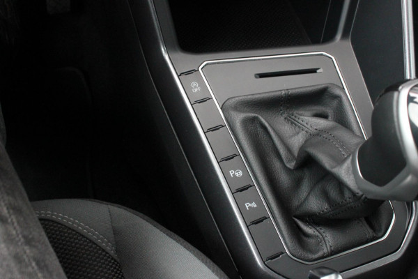 Volkswagen Polo 1.0 TSI 110PK DSG R-LINE / FULL BLACK / VERLAGINGSVEREN / APPLE CARPLAY / LED KOPLAMPEN / DIGITAL DASCH / MAXTON