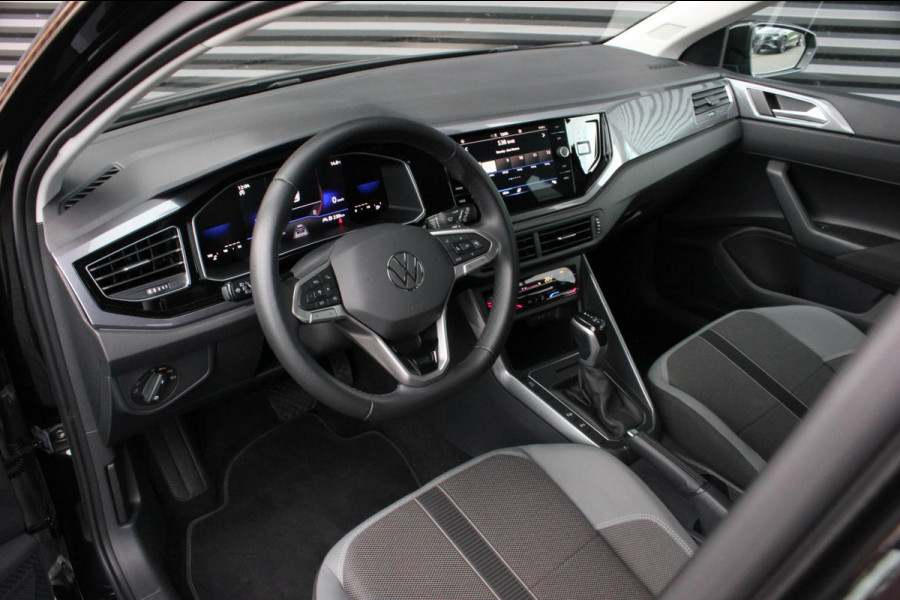 Volkswagen Polo 1.0 TSI 110PK DSG R-LINE / FULL BLACK / VERLAGINGSVEREN / APPLE CARPLAY / LED KOPLAMPEN / DIGITAL DASCH / MAXTON