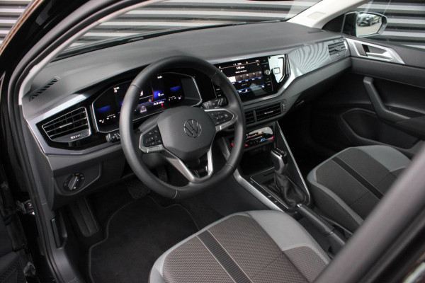 Volkswagen Polo 1.0 TSI 110PK DSG R-LINE / FULL BLACK / VERLAGINGSVEREN / APPLE CARPLAY / LED KOPLAMPEN / DIGITAL DASCH / MAXTON