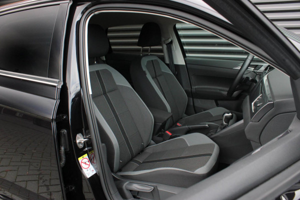 Volkswagen Polo 1.0 TSI 110PK DSG R-LINE / FULL BLACK / VERLAGINGSVEREN / APPLE CARPLAY / LED KOPLAMPEN / DIGITAL DASCH / MAXTON