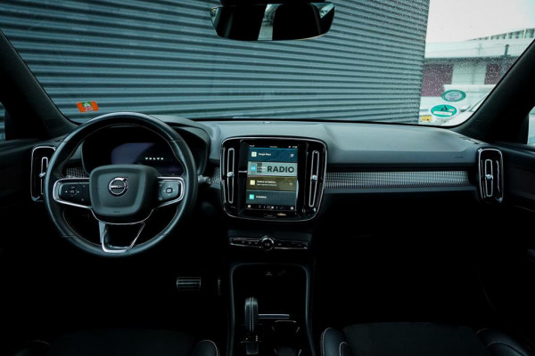 Volvo XC40 Recharge P8 AWD R-Design / Pano / Trehkaak / 19'' / Incl BTW