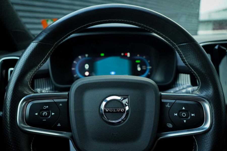 Volvo XC40 Recharge P8 AWD R-Design / Pano / Trehkaak / 19'' / Incl BTW