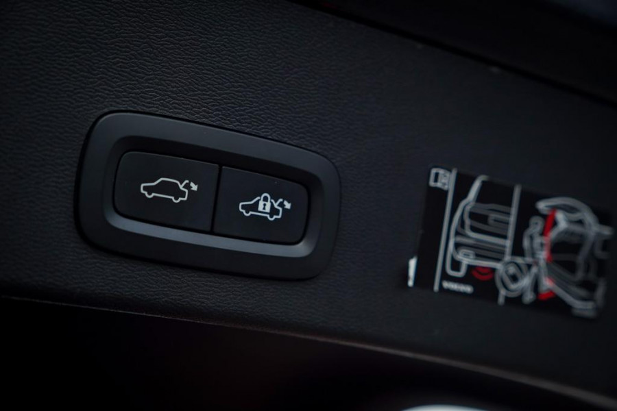 Volvo XC40 Recharge P8 AWD R-Design / Pano / Trehkaak / 19'' / Incl BTW