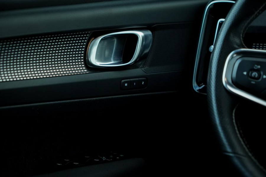 Volvo XC40 Recharge P8 AWD R-Design / Pano / Trehkaak / 19'' / Incl BTW