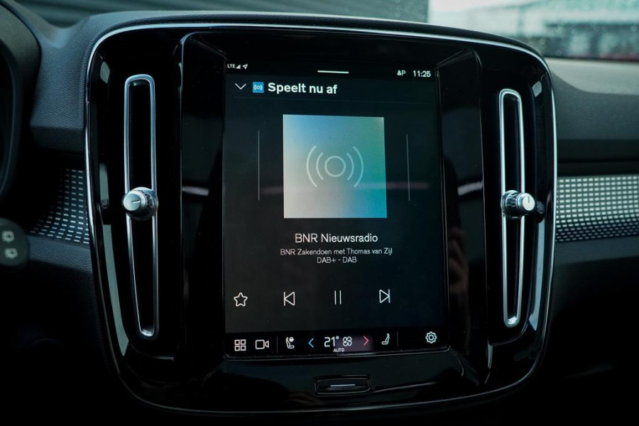 Volvo XC40 Recharge P8 AWD R-Design / Pano / Trehkaak / 19'' / Incl BTW