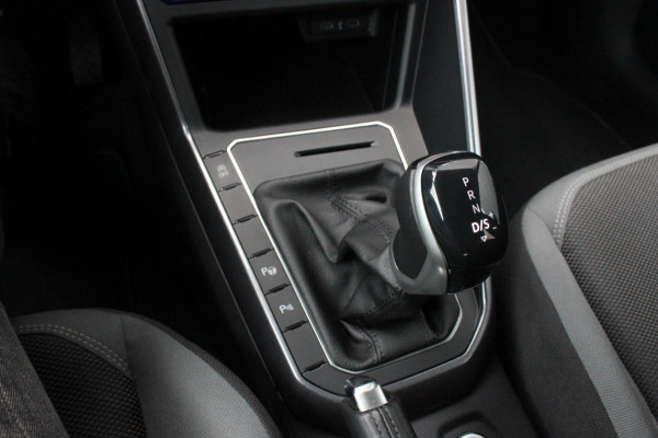 Volkswagen Polo 1.0 TSI 110PK DSG R-LINE / FULL BLACK / VERLAGINGSVEREN / APPLE CARPLAY / LED KOPLAMPEN / DIGITAL DASCH / MAXTON