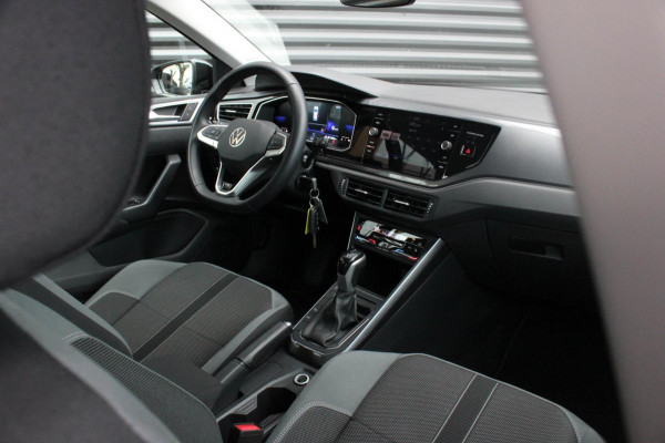 Volkswagen Polo 1.0 TSI 110PK DSG R-LINE / FULL BLACK / VERLAGINGSVEREN / APPLE CARPLAY / LED KOPLAMPEN / DIGITAL DASCH / MAXTON