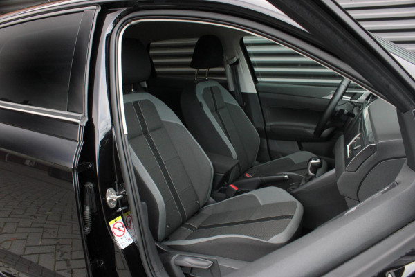 Volkswagen Polo 1.0 TSI 110PK DSG R-LINE / FULL BLACK / VERLAGINGSVEREN / APPLE CARPLAY / LED KOPLAMPEN / DIGITAL DASCH / MAXTON