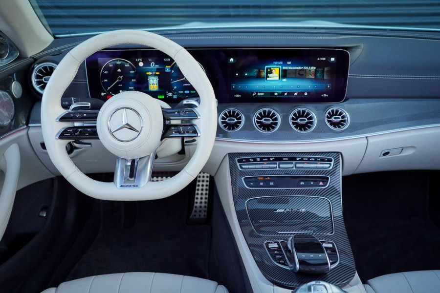 Mercedes-Benz E-Klasse Cabrio 300 AMG Line / 53 AMG Uitgevoerd / Carbon / Stoelverwarming