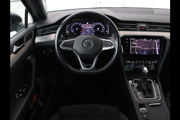 Volkswagen Passat 2.0 TSI R Line | 190pk | Trekhaak | Leder/Alcantara | Stoelverwarming | Camera | Matrix LED | Adaptive cruise | Virtual Cockpit | Carplay | Navigatie