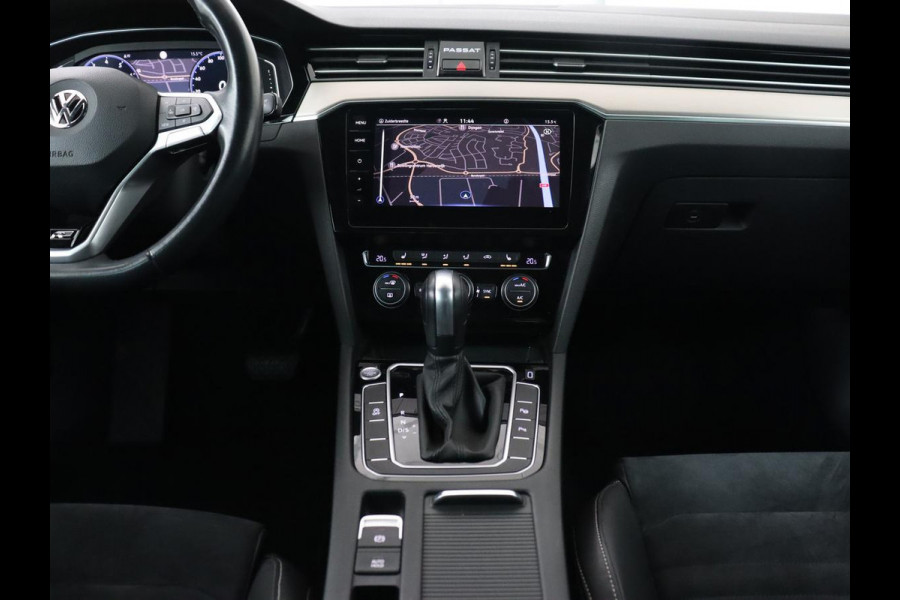 Volkswagen Passat 2.0 TSI R Line | 190pk | Trekhaak | Leder/Alcantara | Stoelverwarming | Camera | Matrix LED | Adaptive cruise | Virtual Cockpit | Carplay | Navigatie