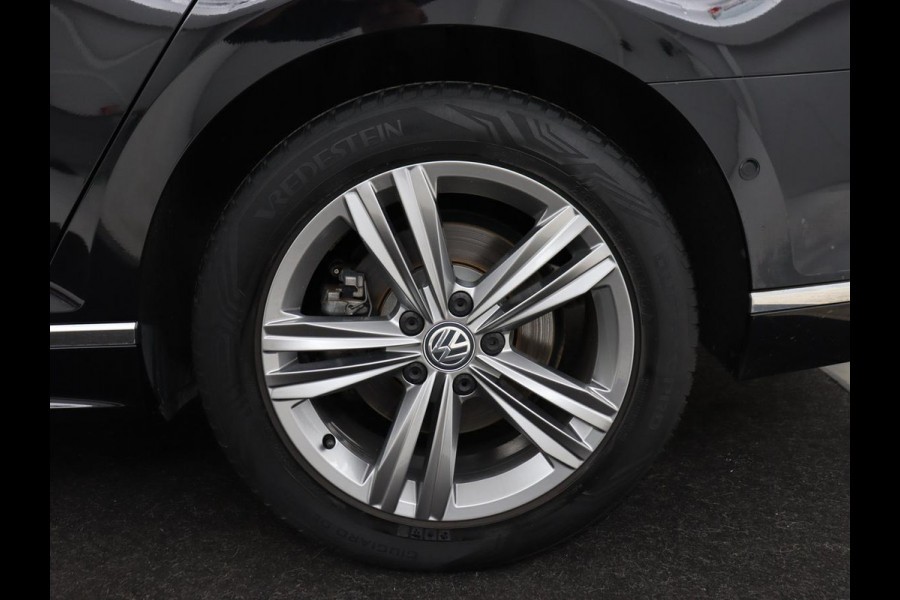 Volkswagen Passat 2.0 TSI R Line | 190pk | Trekhaak | Leder/Alcantara | Stoelverwarming | Camera | Matrix LED | Adaptive cruise | Virtual Cockpit | Carplay | Navigatie