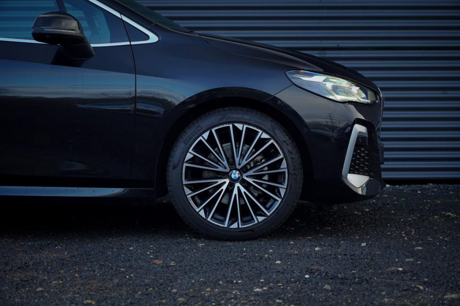 BMW 2 Serie Active Tourer 220i / Aut / M-Sport / Pano / Trekhaak / 19'' / HUD