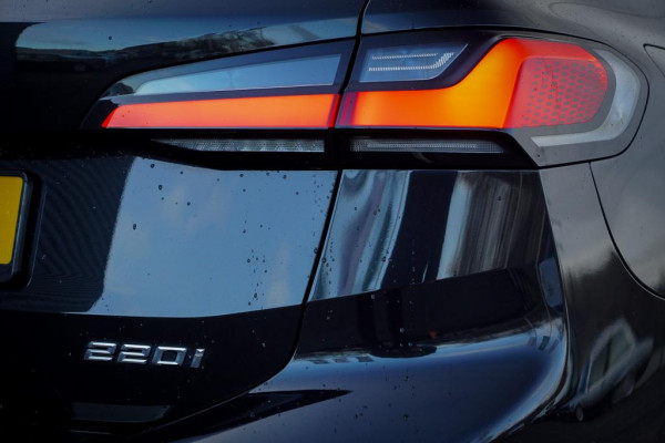 BMW 2 Serie Active Tourer 220i / Aut / M-Sport / Pano / Trekhaak / 19'' / HUD