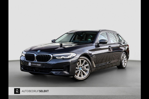 BMW 5 Serie Touring 530e | Trekhaak | ACC | Stuurwiel verwarmd | Dealer onderhouden | 1e eig. | Camera | Sfeerverlichting
