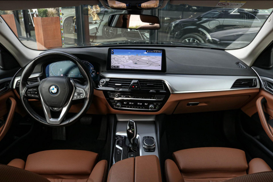 BMW 5 Serie Touring 530e | Trekhaak | ACC | Stuurwiel verwarmd | Dealer onderhouden | 1e eig. | Camera | Sfeerverlichting