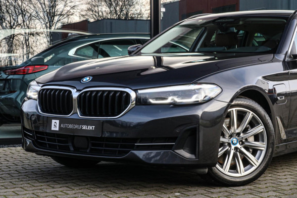 BMW 5 Serie Touring 530e | Trekhaak | ACC | Stuurwiel verwarmd | Dealer onderhouden | 1e eig. | Camera | Sfeerverlichting