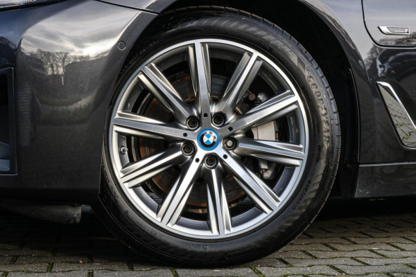 BMW 5 Serie Touring 530e | Trekhaak | ACC | Stuurwiel verwarmd | Dealer onderhouden | 1e eig. | Camera | Sfeerverlichting