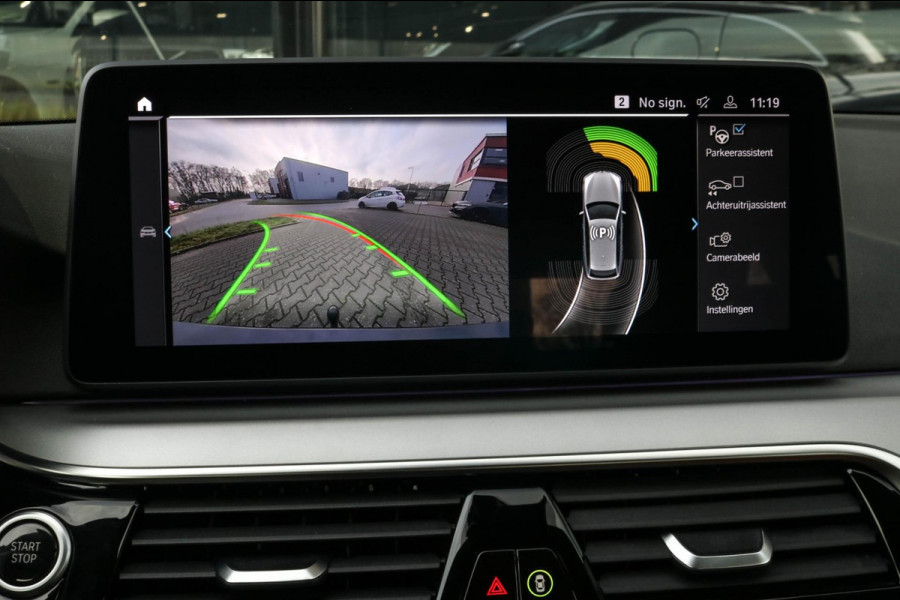 BMW 5 Serie Touring 530e | Trekhaak | ACC | Stuurwiel verwarmd | Dealer onderhouden | 1e eig. | Camera | Sfeerverlichting