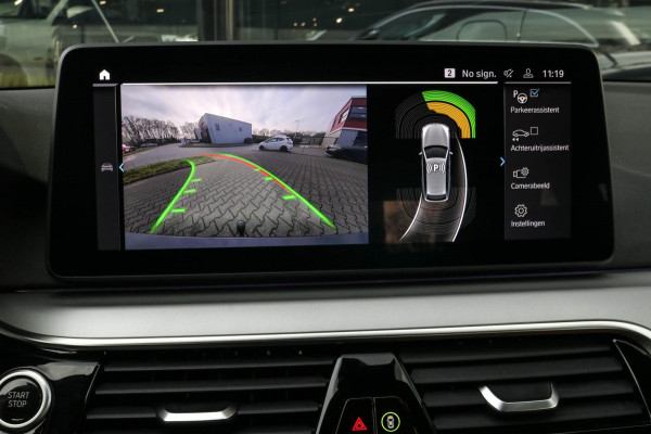 BMW 5 Serie Touring 530e | Trekhaak | ACC | Stuurwiel verwarmd | Dealer onderhouden | 1e eig. | Camera | Sfeerverlichting