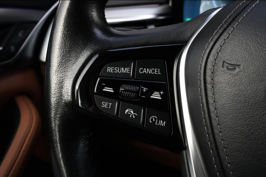 BMW 5 Serie Touring 530e | Trekhaak | ACC | Stuurwiel verwarmd | Dealer onderhouden | 1e eig. | Camera | Sfeerverlichting