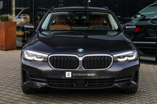 BMW 5 Serie Touring 530e | Trekhaak | ACC | Stuurwiel verwarmd | Dealer onderhouden | 1e eig. | Camera | Sfeerverlichting