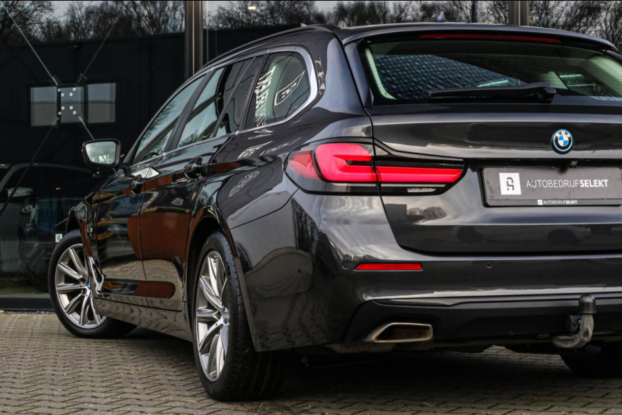 BMW 5 Serie Touring 530e | Trekhaak | ACC | Stuurwiel verwarmd | Dealer onderhouden | 1e eig. | Camera | Sfeerverlichting