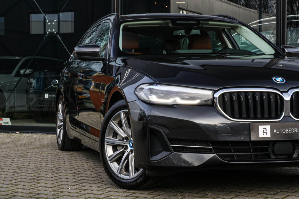 BMW 5 Serie Touring 530e | Trekhaak | ACC | Stuurwiel verwarmd | Dealer onderhouden | 1e eig. | Camera | Sfeerverlichting