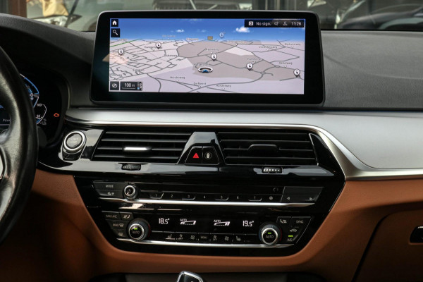 BMW 5 Serie Touring 530e | Trekhaak | ACC | Stuurwiel verwarmd | Dealer onderhouden | 1e eig. | Camera | Sfeerverlichting