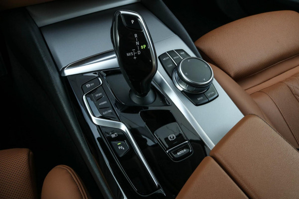 BMW 5 Serie Touring 530e | Trekhaak | ACC | Stuurwiel verwarmd | Dealer onderhouden | 1e eig. | Camera | Sfeerverlichting