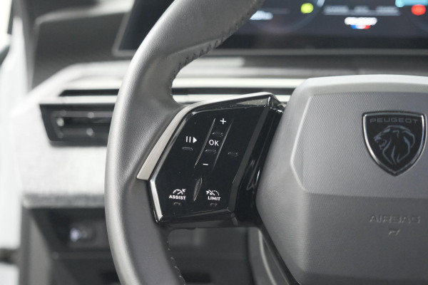 Peugeot 5008 Hybrid 136 e-DCS6 Allure | 7 Zitplaatsen | Camera | Stoelverwarming | Panoramic Navigation pack