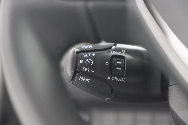 Peugeot 208 Hybrid 110 e-DCS6 Allure | Stoelverwarming | Apple Carplay | Parkeersensoren