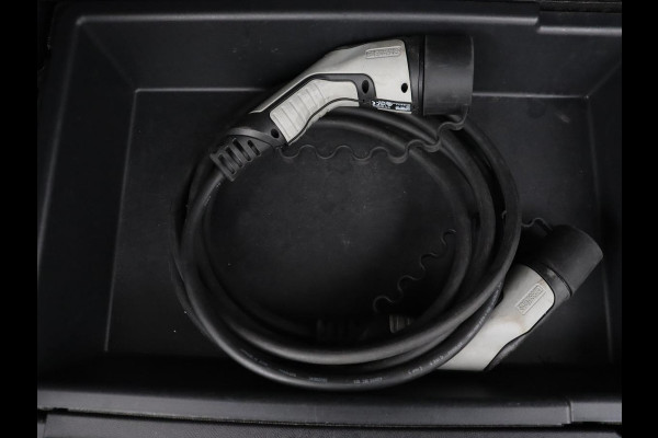 Peugeot 3008 1.6 HYbrid 225 GT | Panoramadak | Trekhaak | Adaptive cruise | 360 Camera | Stoelverwarming | Carplay | Focal HiFi | Navigatie | 19'' | PHEV | Plug In