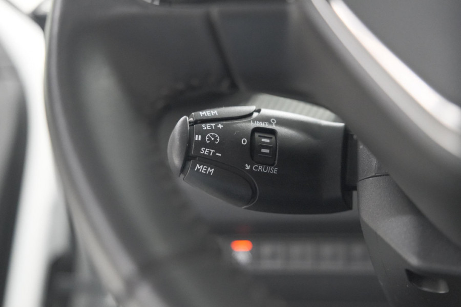 Peugeot 2008 PureTech 102 Allure Pack | Allseason Banden | Parkeersensoren | Apple Carplay
