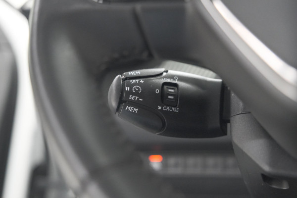 Peugeot 2008 PureTech 102 Allure Pack | Allseason Banden | Parkeersensoren | Apple Carplay