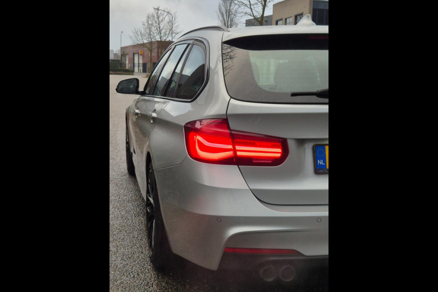 BMW 3 Serie Touring 320i M Sport Edition Apple CarPlay dig.cluster Camera Breedset M velgen NAP Rijklaar 320i M Sport Edition